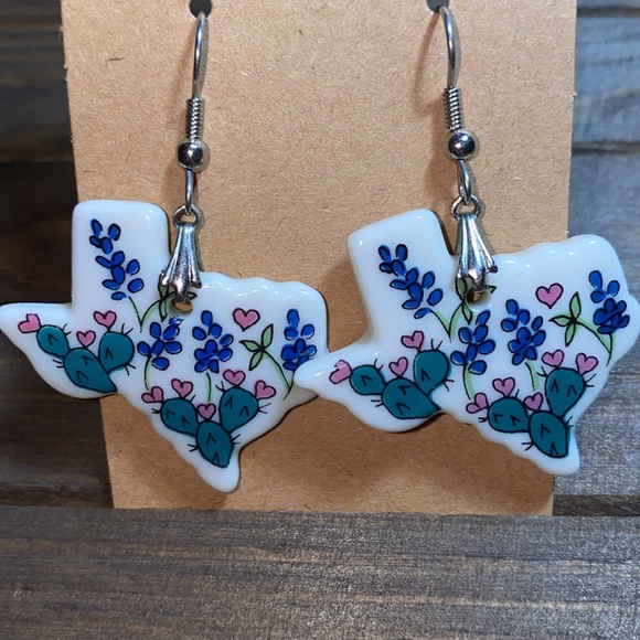 Texas shaped earrings. May be glass but I’m not sure. See photo for size - EUC - Picture 3 of 5